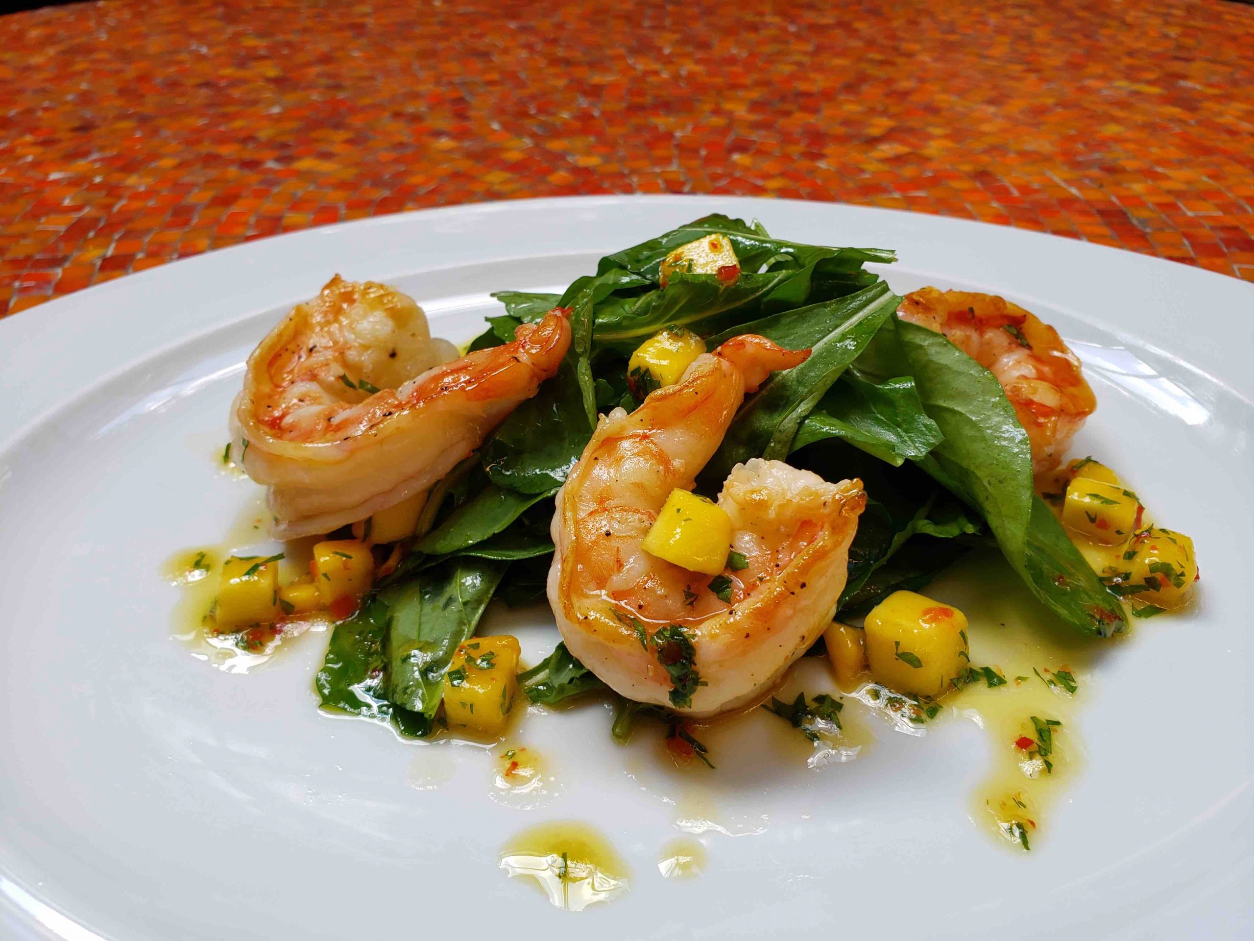 Salada de rúcula com camarões e manga do Loup (Foto: divulgação)