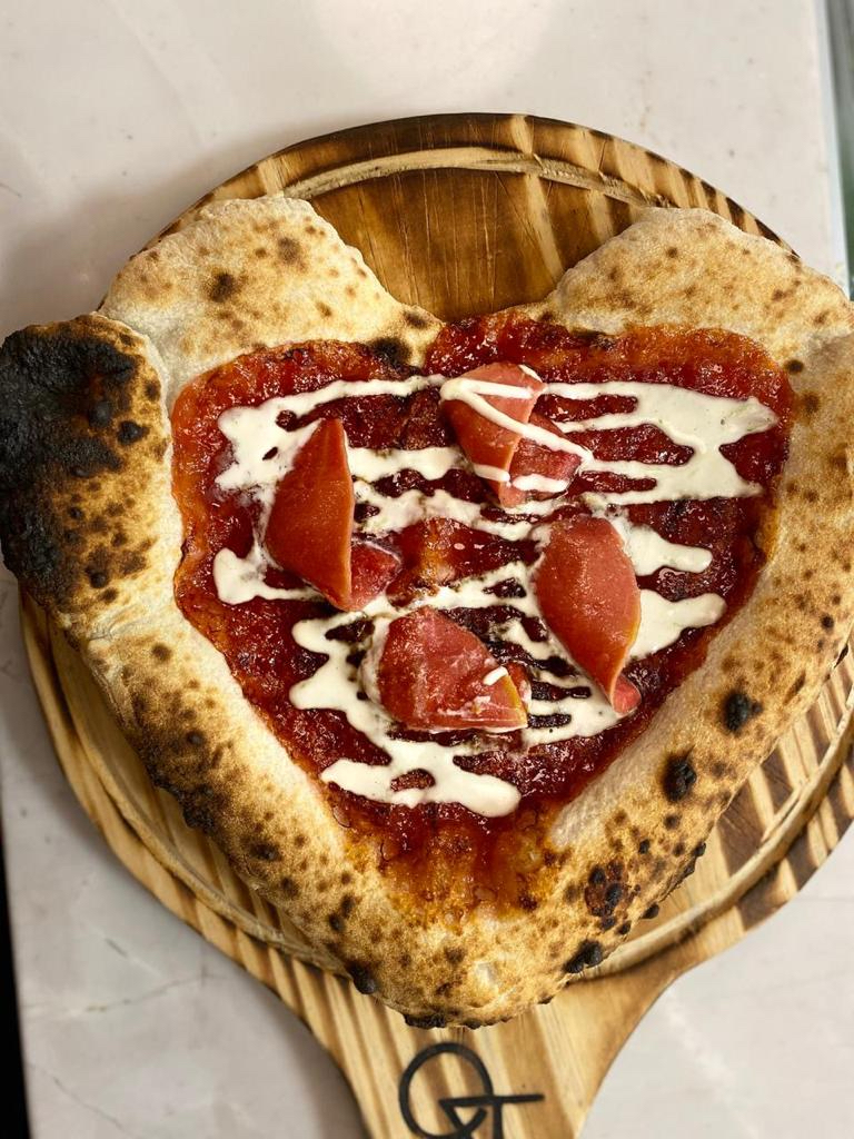 Pizza especial em formato de coração da QT Pizza Bar (Foto: divulgação)