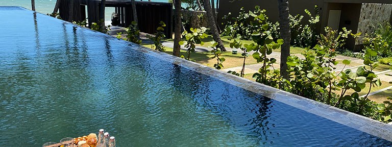 Moderno e luxuoso, o Carmel Taíba, no Ceará, tem apenas 36 suítes e uma piscina de borda infinita debruçada em um rochedo na Praia de Taíba que é impossível não se apaixonar