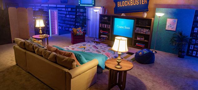 Acomodação em Bend, Oregon, tem sofá-cama, TV de tubo e fileiras de videocassetes