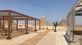 Empresários montam restaurante entre pirâmides do Egito