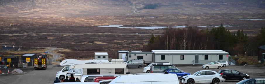 Fluxo intenso de veículos para destinos rurais da Escócia levou moradores locais a reagirem alarmados; autoridades dizem que visitantes não são bem-vindos