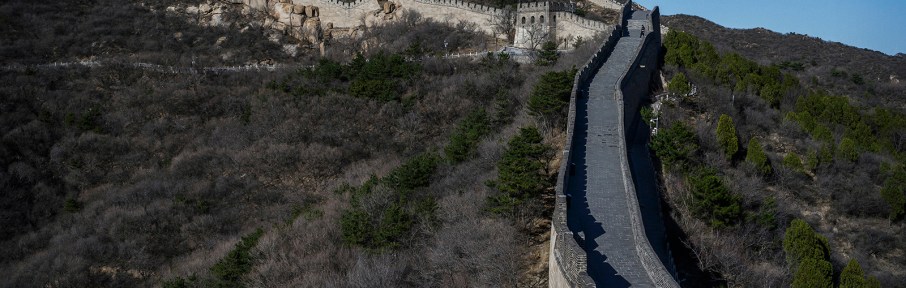 Turista foi pego riscando as pedras do principal monumento da China com uma chave