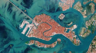 Imagens aéreas mostram como a COVID-19 mudou os icônicos canais de Veneza