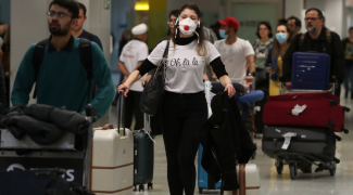 Coronavírus faz turista levar álcool em gel e máscara em Aeroporto de Guarulhos