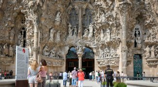 Sagrada Família reabre em Barcelona com homenagem a profissionais da saúde