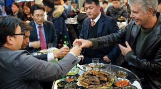 Bourdain desembarca na ‘psicodélica’ Coreia e mostra uma gastronomia exótica