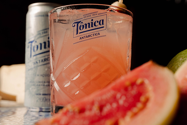 Ação da marca Tônica Antarctica ensina a preparar drinks com ingredientes tipicamente brasileiros (Foto: divulgação)