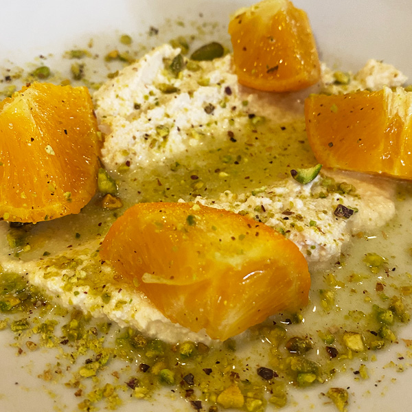 Compota de tangerina, ricota fresca feita na casa e pistache do Cepa Restaurante (foto: Tina Bini) 