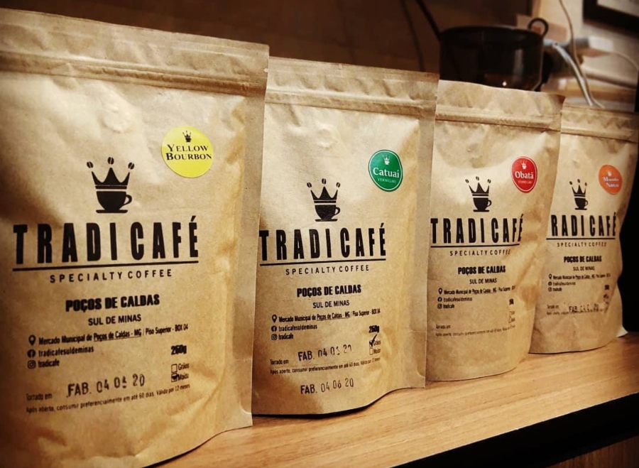 Foto de quatro variedades de café vendidas pelo TradiCafé