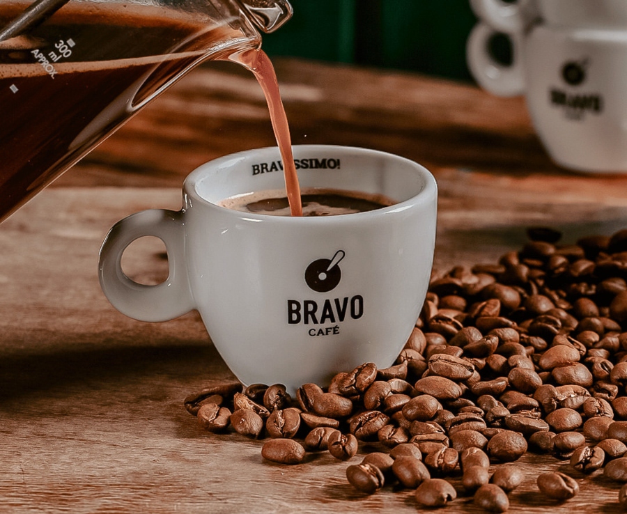 Foto de uma xícara de café do Bravo Café