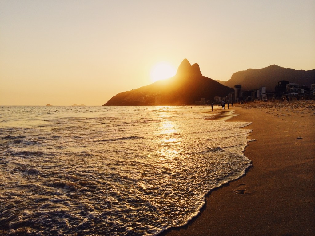 Foto da Praia de Ipanema no pôr do sol