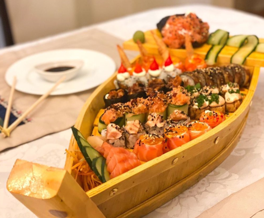 Barca de sushi e delícias da cozinha japonesa do Expresso Sushi Jardins, em Palmas (TO)
