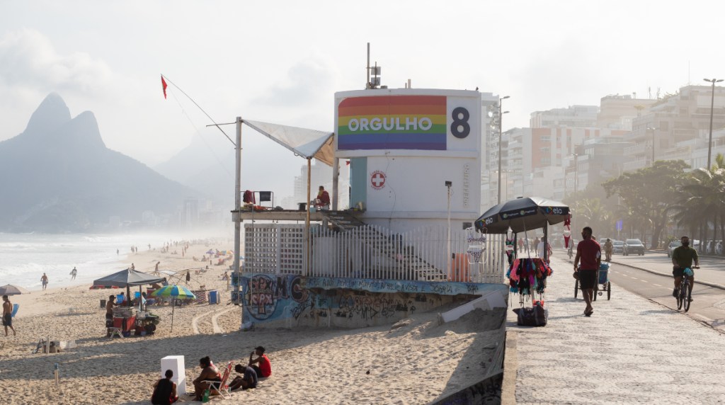 Mensagem do mês do orgulho LGBTQIA+ na orla do Rio