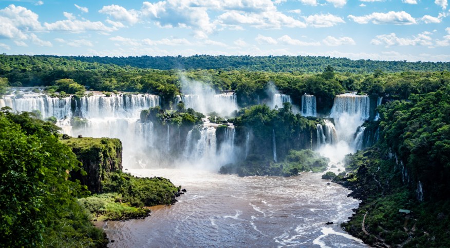 Foz do Iguaçu é conhecida mundialmente por suas cataratas. Um destino focado em natureza e aventura