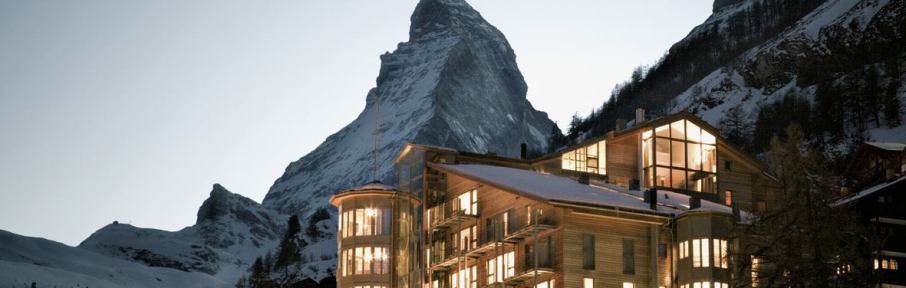 De resorts de luxo na Grécia a casas na montanha na Suíça. Conheça os melhores empreendimentos ao redor do globo, segundo pesquisa do Travellers Choice 2021