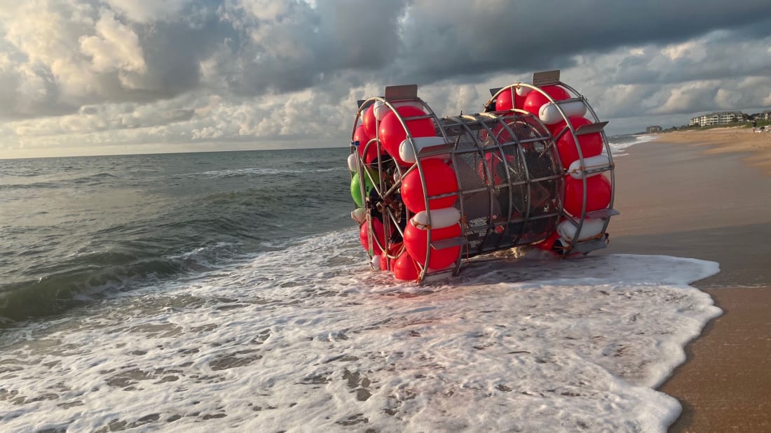 Plano de aventureiro de “caminhar” sobre as águas até Nova York em uma bolha termina em praia da Flórida