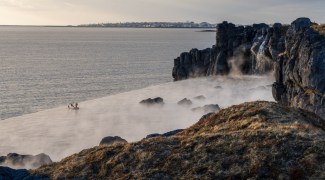 Conheça o spa na Islândia com lago termal de borda infinita e visão para a aurora boreal
