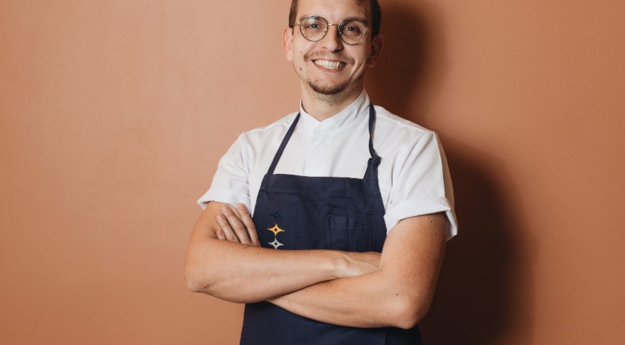 Chef Bruno Hoffman comanda a cozinha do Caos Brasilis, na Vila Madalena, em São Paulo