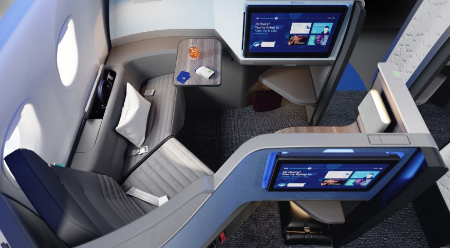 Suíte privativa Mint da companhia aérea JetBlue, com portas com um sofá