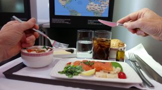 Com a pandemia, comida de avião é servida em terra firme – e faz sucesso