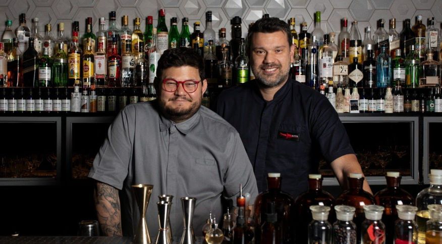 Thiago Bañares e Alex Mesquita, chef e mixologista do Tan Tan, em São Paulo