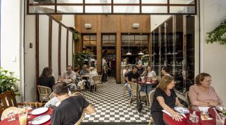 Como Charlô Whately reinventa a gastronomia paulistana há quatro décadas