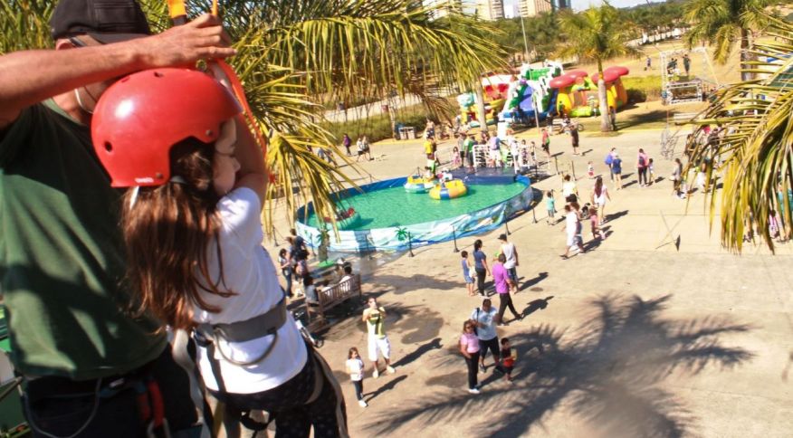 Tirolesa em evento no Parque Villa-Lobos é opção para diversão das crianças ao ar livre