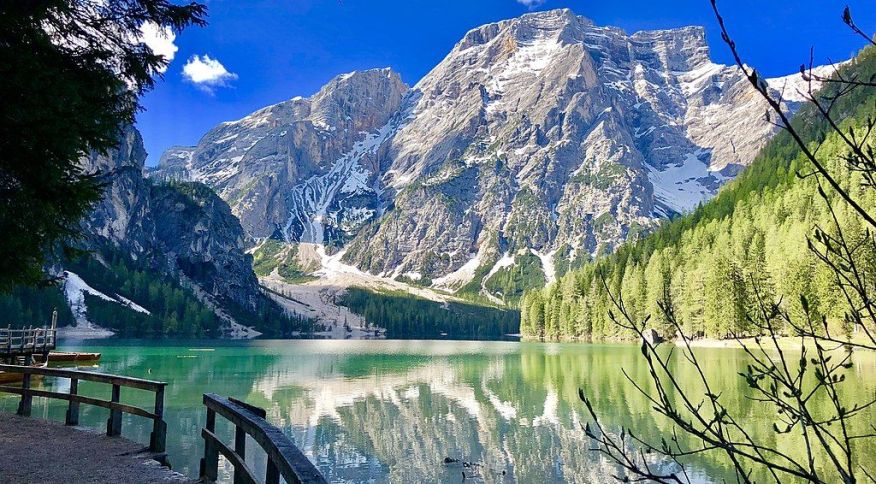Lago di Braies, nas Dolomitas da Itália, é um dos lagos mais bonitos da Europa com suas águas verde esmeralda em meio aos picos da região