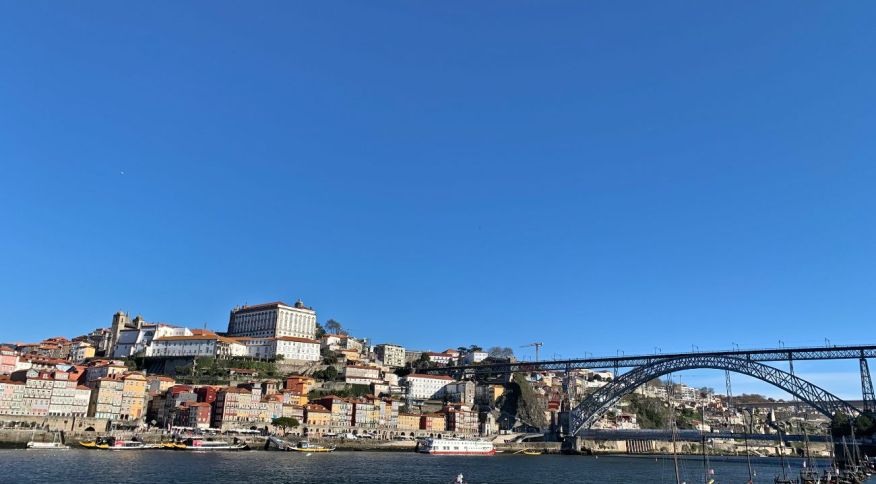 Ponte D. Luís I é um dos cartões-postais do Porto e ótima para ser apreciada tanto na ribeira do Porto quanto na ribeira de Vila Nova de Gaia