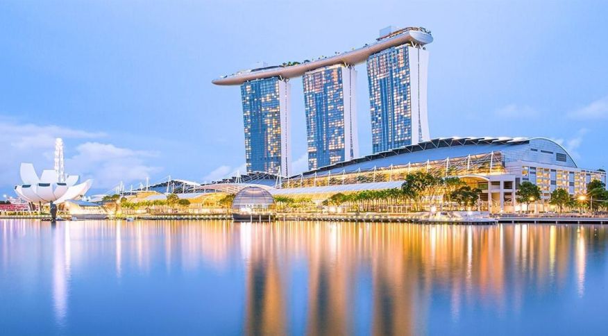No topo do hotel Marina Bay Sands, em Singapura, está localizada uma das piscinas mais icônicas do mundo
