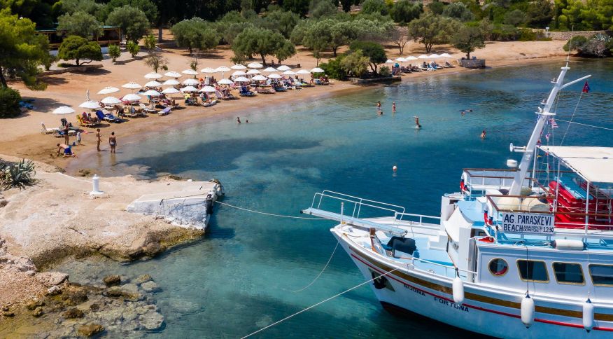 Praia em Spetses, ilha grega próxima a Hidra que serviu como pano de fundo para a narrativa de "A Filha Perdida"