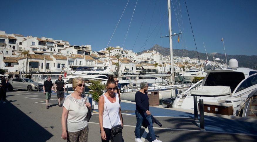 Turistas passeiam por Puerto Banus, marina de luxo em Marbella, Espanha, no dia 2 de março. Marbella é um dos destinos favoritos dos russos no país