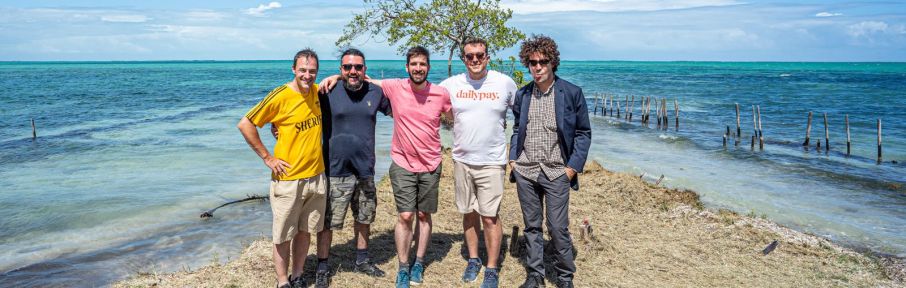 Grupo arrecadou mais de US$ 250 mil através de financiamento coletivo e comprou ilha desabitada de Coffee Caye, na costa de Belize, no Caribe