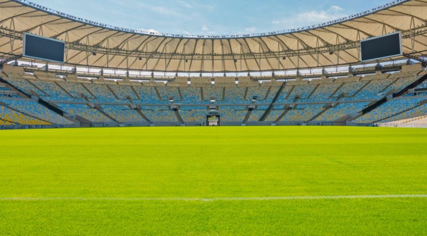 Gramado e arquibancada do Maracanã, no RJ, estádio emblemático que oferece visita guiado