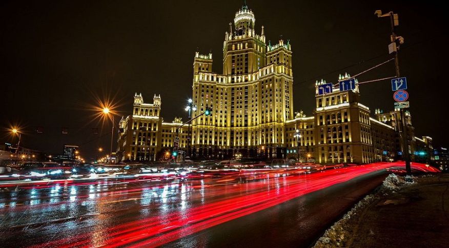 Uma foto de longa exposição noturna mostra o centro de Moscou em dezembro de 2021