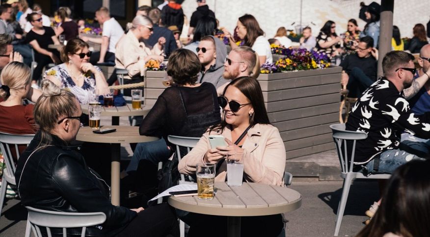 As pessoas se reúnem para beber em um dia ensolarado em Helsinque, em junho de 2020. Pelo quinto ano consecutivo, a Finlândia foi classificada como o país mais feliz do mundo