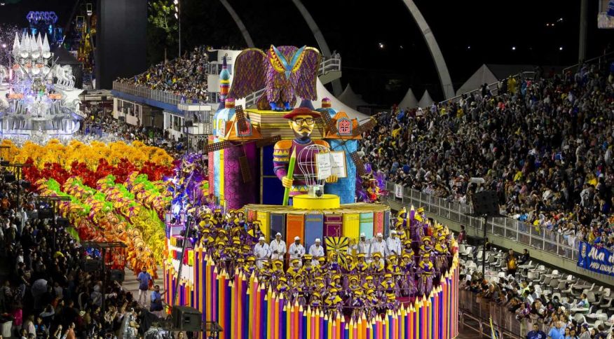 Desfile da escola de samba Águia de Ouro pelo grupo especial do Carnaval 2020, no Sambódromo do Anhembi em São Paulo (SP), neste sábado (23).