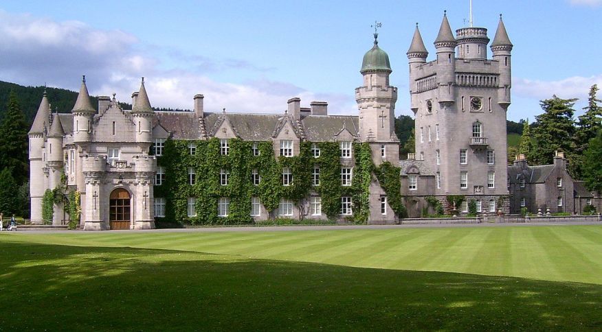 Castelo de Balmoral, na Escócia, uma das propriedades da família real e refúgio de verão da Rainha Elizabeth II