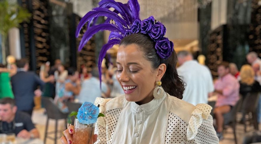 Daniela Filomeno aprecia um drinque tradicional de Nova Orleans no Chandelier Bar, dentro do hotel Four Seasons