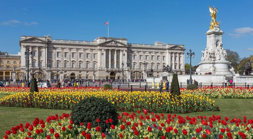 Palácio de Buckingham recebe festividades oficiais entre 2 e 5 de junho e planeja visitas especiais aos jardins até outubro