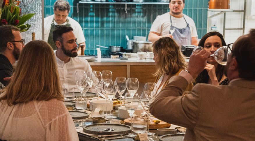 Escama lança a Mesa do Chef Par Ruinart, uma mesa exclusiva da casa na qual são servidos menus-degustação para no máximo oito clientes por noite