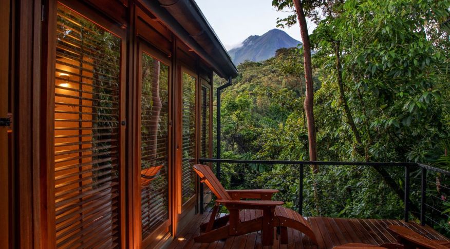 Hotel na região do Vulcão Arenal é composto por 31 quartos no estilo cabana em meio à floresta tropical