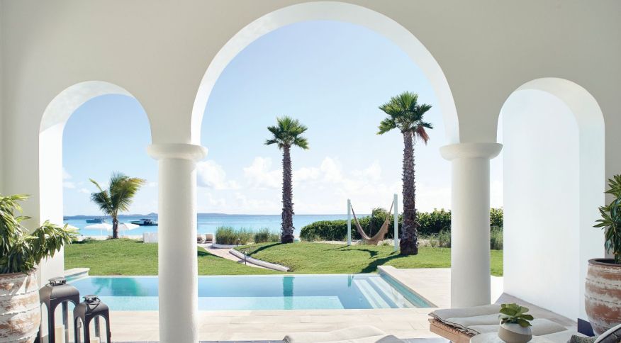 Área externa das villas do hotel, que contam com piscina privativa e acesso direto à praia