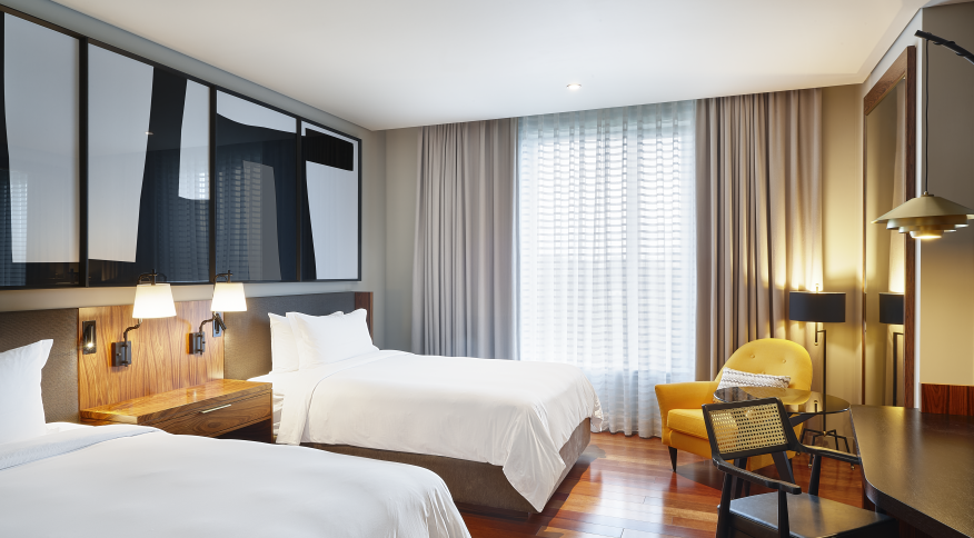 Suíte Deluxe com duas camas de casal do novo JW Marriott, hotel com vistas para o Rio Pinheiros e para a cidade de SP