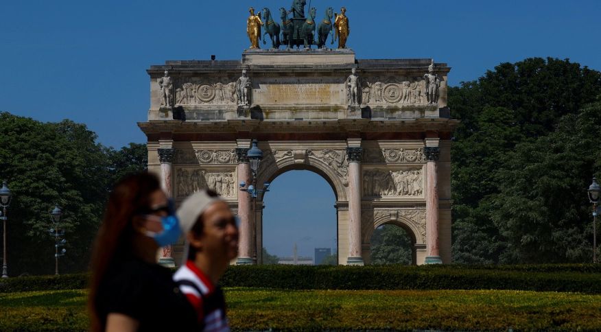 Pessoas caminham perto do Arco do Triunfo, em Paris, nesta quarta-feira, 11 de maio de 2022