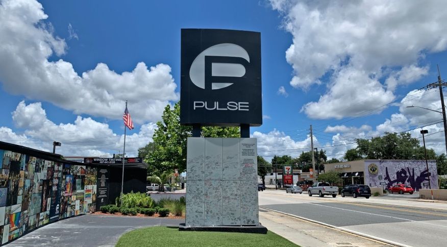 Balada Pulse, em Orlando, na Flórida, é cercada por muros e grades com mensagens para as vítimas