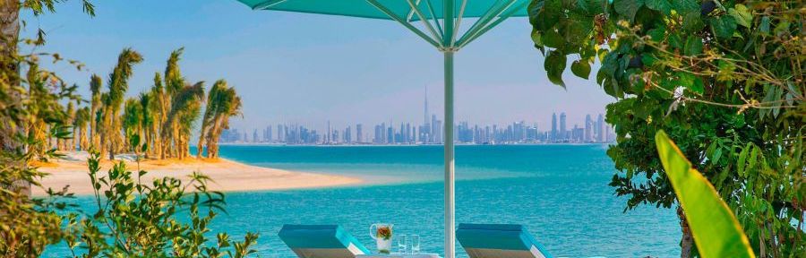 Resort foi construído em uma das ilhas do novo arquipélago de Dubai, o World Islands, que foi construído do zero a partir de areia dragada do Golfo