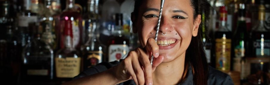 Quer saber onde os bartenders mais famosos do Brasil bebem? Cris Negreiros, head bartender do Carrasco Bar, na capital paulista, abre o jogo