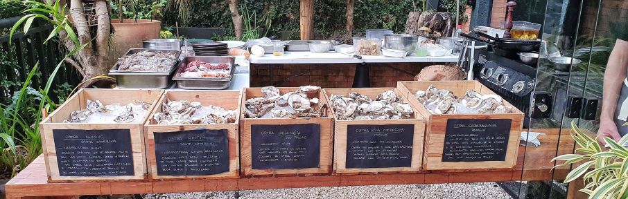 As ostras são escolhidas a dedo por Claudia Krauspenhar, chef à frente do K.sa, que inova e passa a oferecer um Oyster Bar uma vez ao mês